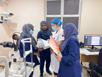 ޗައިނާގެ މެޑިކަލް ޓީމަކުން ހުޅުމާލޭ ހޮސްޕިޓަލްގެ މުވައްޒަފުން ލޮލުގެ ސާޖަރީއަށް ތަމްރީނު ކުރަނީ