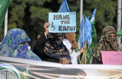 ޕާކިސްތާނުގައި ދެ ދަރިން ބައްޕައަކަށް ރޭޕްގެ ތުހުމަތުކޮށް އަލިފާން ޖަހައި މަރާލައިފި