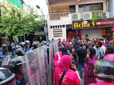 އިދިކޮޅުން ކުރަމުންގެންދާ މުޒާހަރާގެ ތެރެއިން 8 މީހުން ހައްޔަރުކޮށްފި