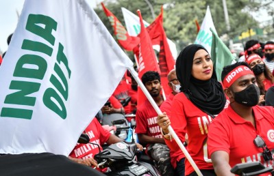 މުޒާހަރާއިން ހައްޔަރުކުރި ދެ މީހުން ޝަރުތުތަކާ އެކު ދޫކޮށްލައިފި