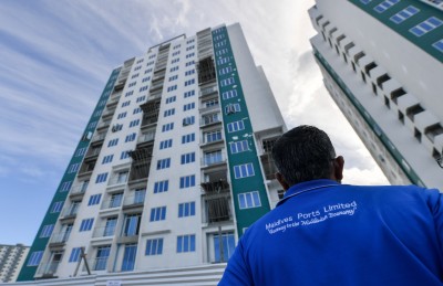 ޓްރާންސްފޯމަރަކުން ވައްކަން ކުރި މީހަކު ހުއްޓުވި ސްޓެލްކޯގެ މުވައްޒަފުގެ ބޯ ފަޅާލައިފި