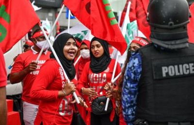 ގާނޫނީ ހުރަހެއް ނެތް؛ އެކަމަކު ފިރިހެން ފުލުހުންގެ މި މަންޒަރު ރީއްޗެއް ނޫން!