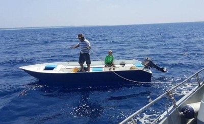 އޮޔާ ދިޔަ ޑިންގީއަކުން ކުޑަކުއްޖަކާއި ފިރިހެނަކު ސަލާމަތްކޮށްފި