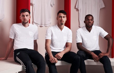 ލޭއޮހޮރުވުންތަކާ ދެކޮޅަށް އާސެނަލް އިން ހާއްސަ ކިޓެއްގައި ކުޅެނީ