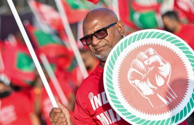 މުޒާހަރާއިން ހައްޔަރުކުރި ދެ މީހުން ޝަރުތުތަކާ އެކު ދޫކޮށްލައިފި