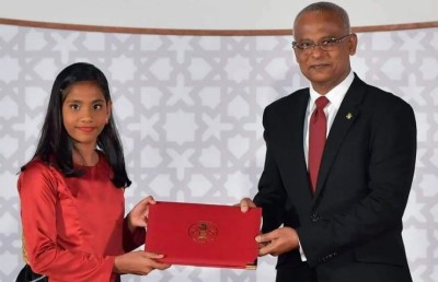 ދީމާގެ ކޮންމެ އެވޯޑެއްގެ ފަހަތުގައި ހުރި ހީވާގި މަންމަ!