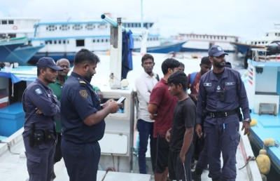 ހީނާމާގޭ ޕާކިން ކައިރީގައި ގަވާއިދާ ހިލާފަށް އުޅޭ 17 މީހަކު އިމިގްރޭޝަންގެ ބެލުމުގެ ދަށަށް