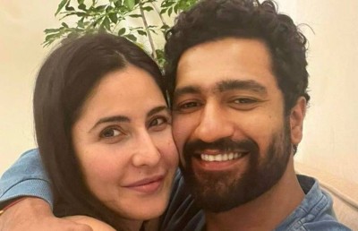 ވިކީ އާއި ކެޓްރީނާގެ ކައިވެންޏަށް އެއް މަސް ފުރުން ފާހަގަކުރަން ލޯބި ފޮޓޯއެއް