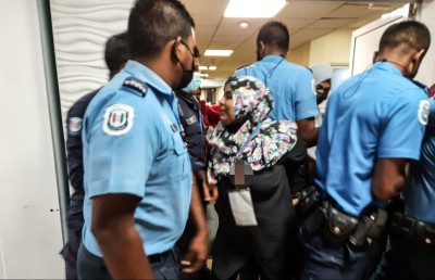 ގާނޫނީ ހުރަހެއް ނެތް؛ އެކަމަކު ފިރިހެން ފުލުހުންގެ މި މަންޒަރު ރީއްޗެއް ނޫން!