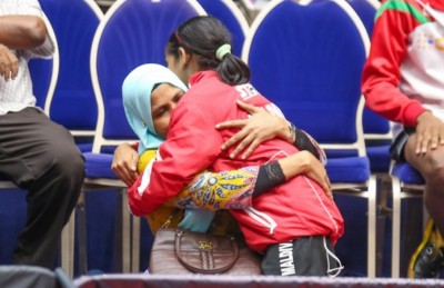 ދީމާގެ ކޮންމެ އެވޯޑެއްގެ ފަހަތުގައި ހުރި ހީވާގި މަންމަ!