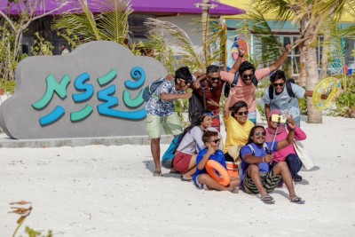 ކުޑަގިރި ބުކިންއަށް ހުޅުވާލިތާ ކުޑައިރުކޮޅެއްގެ ތެރޭގައި ފުލްވެއްޖެ
