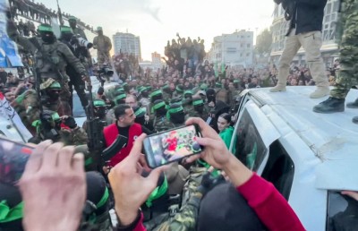 ޣައްޒާ އެއްބަސްވުމަށް އަމަލުކުރަން ފަށައި، ރަހީނުކޮށްފައިވާ ތިން މީހަކު މިނިވަންކޮށް، އެހީ ވައްދަން ފަށައިފި