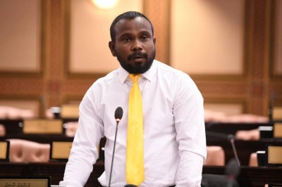ރަށްފުށު އަންހެނުން ގައިން ނުބައި ވަސް ދުވައޭ ބުނުމުން ރާޝިދު ހޫނު ފެނަށް