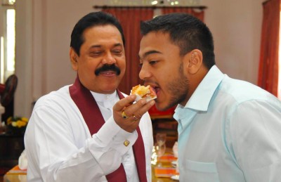 ގެއެއް ގަންނަން ފައިސާ ހޯދި ގޮތް ބުނެނުދެވުމުން ރާޖަޕަކްސްގެ ދަރިއަކު ފުރުން މަނާކޮށްފި