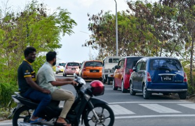 ކާރު ޕާކުކޮށްފައި މަގުން ޖާގައެއް ނެތް!