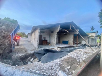 މަގު ހަދަން ކޮނުމުގެ ތެރޭގައި އައްޑޫ މީދޫ ގެއެއްގެ ފާރެއް ވެއްޓިއްޖެ