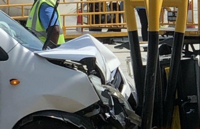 ވީއައިއޭގެ ރޭމްޕްގެ ލައިޓް ހޮޅިދަނޑިއެއްގައި ވެހިކަލެއް ޖެހި ދެ މީހަކަށް އަނިޔާވެއްޖެ