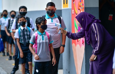 ސްކޫލަށް ދާ ޓީޗަރުންނާއި ދަރިވަރުން ކޮވިޑާ ހެދި އިންތިހާ އަށް މަދުވެއްޖެ!