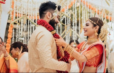 މޯނީގެ ކައިވެނިން ރީތި ފޮޓޯތަކެއް