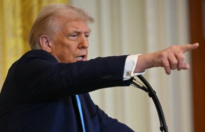 ޓްރަމްޕަށް ގާނޫނީ ހުރަސްތައް ގިނަވުމުން ފަނޑިޔާރުން ގޯސްވެއްޖެ