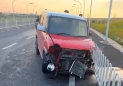 ކާރެއް މަތަނުވެ ގޮސް ފެންސުތަކުގައި ޖެހި އެކްސިޑެންޓުވެއްޖެ