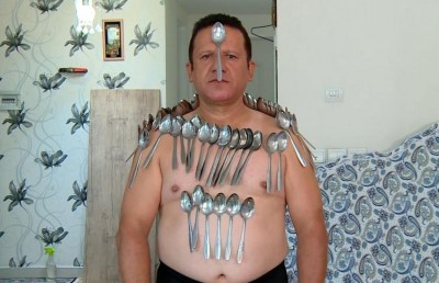 ގައިގައި ސަމުސާތަކެއް ބެލެންސްކޮށްގެން އިރާންގެ މީހަކަށް ރިކޯޑެއް