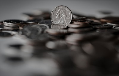 ފައިސާފޮތި ޖެހުން ހުއްޓާލަން ޓްރަމްޕު އަންގަވައިފި