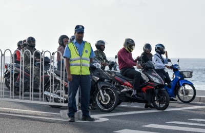 ލާޒިމް ނޫން ސަރަހައްދުތަކުގައި ހެލްމެޓް އަޅައިގެން އުޅޭ ނަމަ ހުއްޓުވަނީ!