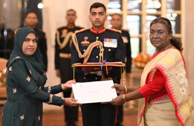 ދިވެހި ސަފީރުގެ ފަތްކޮޅު އިންޑިއާގެ ރައީސަށް އަރުވައިފި