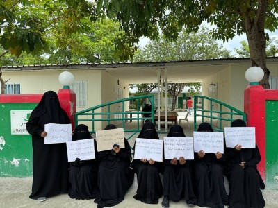 މަޑިފުށީ ސްކޫލްގައި ޓީޗަރުން ހަމަނުވެގެން ބެލެނިވެރިން މުޒާހަރާ ކުރަނީ