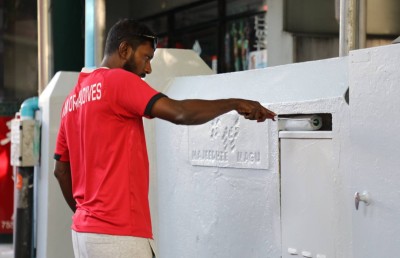 ރޯދަމަހުގެ ތައްޔާރީތައް: ބީއެމްއެލް އިސްލާމިކްގެ މުވައްޒަފުން މާލޭގެ ހަތަރު މިސްކިތެއްގެ ބޭރު ފާރުގައި ކުލަލައިދީފި