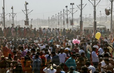 ހިންދޫންގެ ބޮޑު އެއްވުމަށް ދާން ރޭލަށް އަރަން އުޅުމުގެ ތެރޭގައި 15 މީހުން މަރުވެއްޖެ