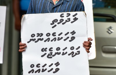 ފިރިހެން ދަރިވަރަކު ގްރޫމްކުރި އަންހެން ޓީޗަރު ވަޒީފާއިން ވަކިކޮށްފި