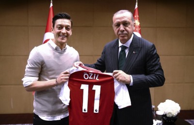 ޖަރުމަނުގެ ވޯލްޑް ކަޕް ލެޖެންޑް އޮޒިލް ތުރުކީގެ ރައީސް އުރުދުޣާނާ އެކު ސިޔާސީ ދަނޑަށް