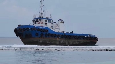 ދިއްދޫ ފަރުމައްޗަށް ބާޖެއް އަރައި 24 ގަޑިއިރަށް ވުރެ ގިނައިރުވެ ކަންބޮޑުވުން!