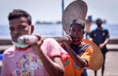 ބަންގްލަދޭޝްގެ މަސައްކަތްތެރިން ލިބެނީ ދެ ގުނަ ބޮޑުކޮށް، ވިޔަފާރިތައް ހުއްޓިދާނެ!