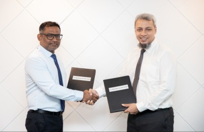 ޗިކިން، ގްލޯރިއާ ޖީންސް އަދި މޯތީ މަހަލްއާ ގުޅިގެން އެމްއައިބީން ބޮޑު ޕްރޮމޯޝަނެއް