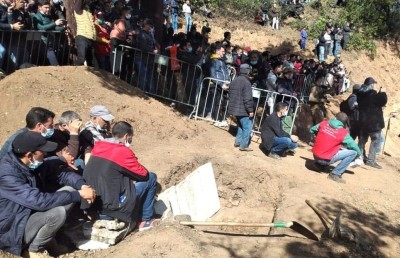 ވަޅަކަށް ވެއްޓި މަރުވި ރަޔަންގެ ޖަނާޒާގައި އެތައް ސަތޭކަ ބަޔަކު ބައިވެރިވެއްޖެ