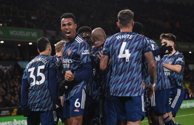 ވުލްވްސް ބަލިކޮށް އާސެނަލް އަށް އަހަރުގެ ފުރަތަމަ މޮޅު