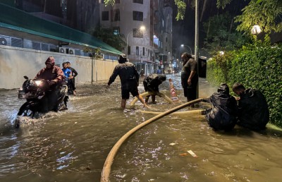 މާލެއިން 17،000 އެއްހާ ޓަނުގެ ފެން ހިންދައި، ގިނަ ގެތަކަކަށް ސިފައިން އެހީތެރިކަން ފޯރުކޮށްދީފި