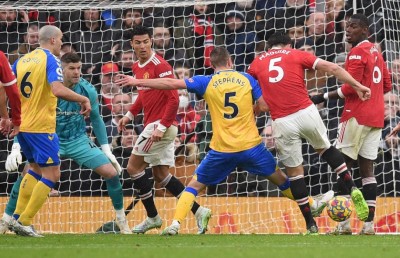 ސައުތެމްޓަން އިން ޔުނައިޓެޑް ހިފަހައްޓައިފި