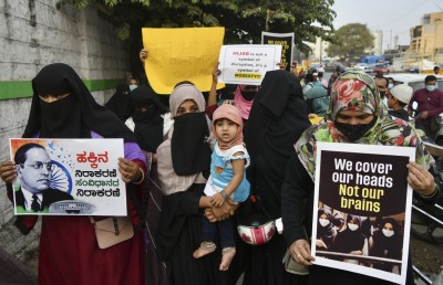 މުސްކާން ޚާން: ބުރުގާއާ ދެކޮޅަށް ހިންގާ ހަރަކާތާ ދެކޮޅު މޫނު