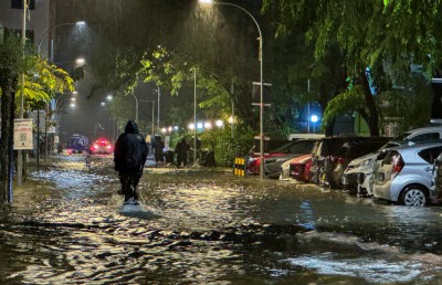 މާލެއިން 17،000 އެއްހާ ޓަނުގެ ފެން ހިންދައި، ގިނަ ގެތަކަކަށް ސިފައިން އެހީތެރިކަން ފޯރުކޮށްދީފި