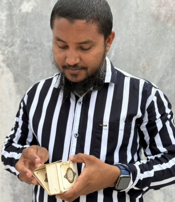 ހައްޖު ހަދިޔާއަކަށް ކާފަ ދިން ކުޑަކުޑަ މުސްހަފުން އަލިވީ ހަޔާތެއް