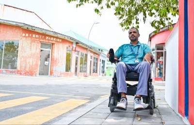 ޑޮކްޓަރު ބުނީ އޮންނަންޖެހޭނީ އެނދުގައޭ، އެކަމަކު އަފްރާހް ތެދުވެއްޖެ