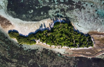 ހުވަދޫގެ މި ރީތިކަމާއި ފުރިހަމަ ކަމުގެ ތެރެއަށް ގެއްލިފައި