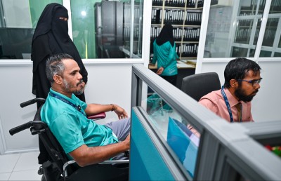 ޑޮކްޓަރު ބުނީ އޮންނަންޖެހޭނީ އެނދުގައޭ، އެކަމަކު އަފްރާހް ތެދުވެއްޖެ