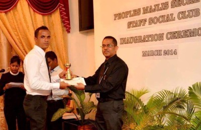 ޑޮކްޓަރު ބުނީ އޮންނަންޖެހޭނީ އެނދުގައޭ، އެކަމަކު އަފްރާހް ތެދުވެއްޖެ