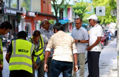 މާލޭގެ މަގުތަކުގެ ކާނުތައް ސާފުކުރުމުގެ މަސައްކަތް ލޯކަލް ގަވަމެންޓް މިނިސްޓްރީން ފަށައިފި