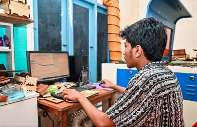 އުމުރުން 17, ފިލާގައި ކަނޑައި މި ނަގަނީ އަމިއްލަ ވިޔަފާރި